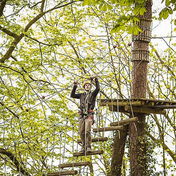 Kletterer im Altmühltaler Abenteuerpark