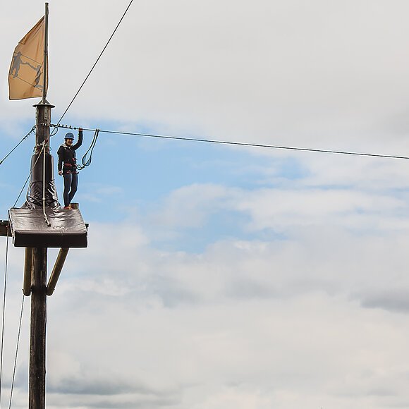 Kletterer im Altmühltaler Abenteuerkletterpark