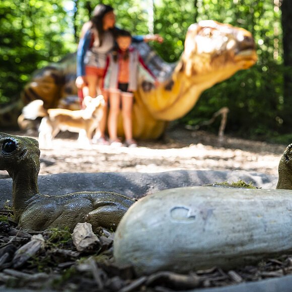 Dinosauriermuseum in Denkendorf Im Außengelände des Dinosauriermuseum Denkendorf beobachten Kinder die ausgestellten Dinosaurier.